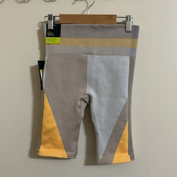 NWT Nike Icon Clash Seamless 8" Training Bike Shorts CJ5091-110 Size Small - Picture 4 of 5